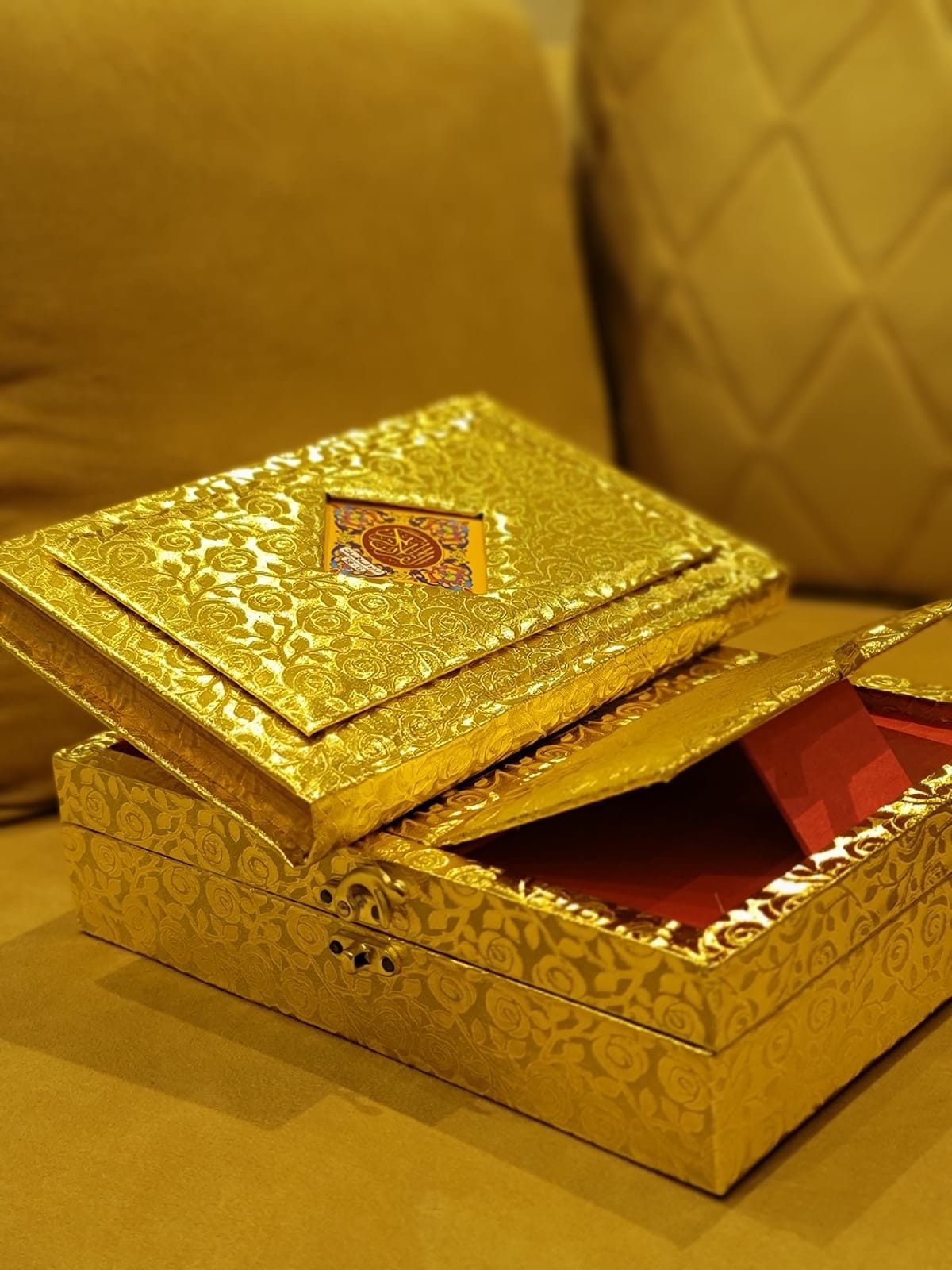 Tajweedi Golden Quran 16-Lines with Rehal Gift Box -  تجویدی گولڈن قرآن مع رحل گفٹ باکس