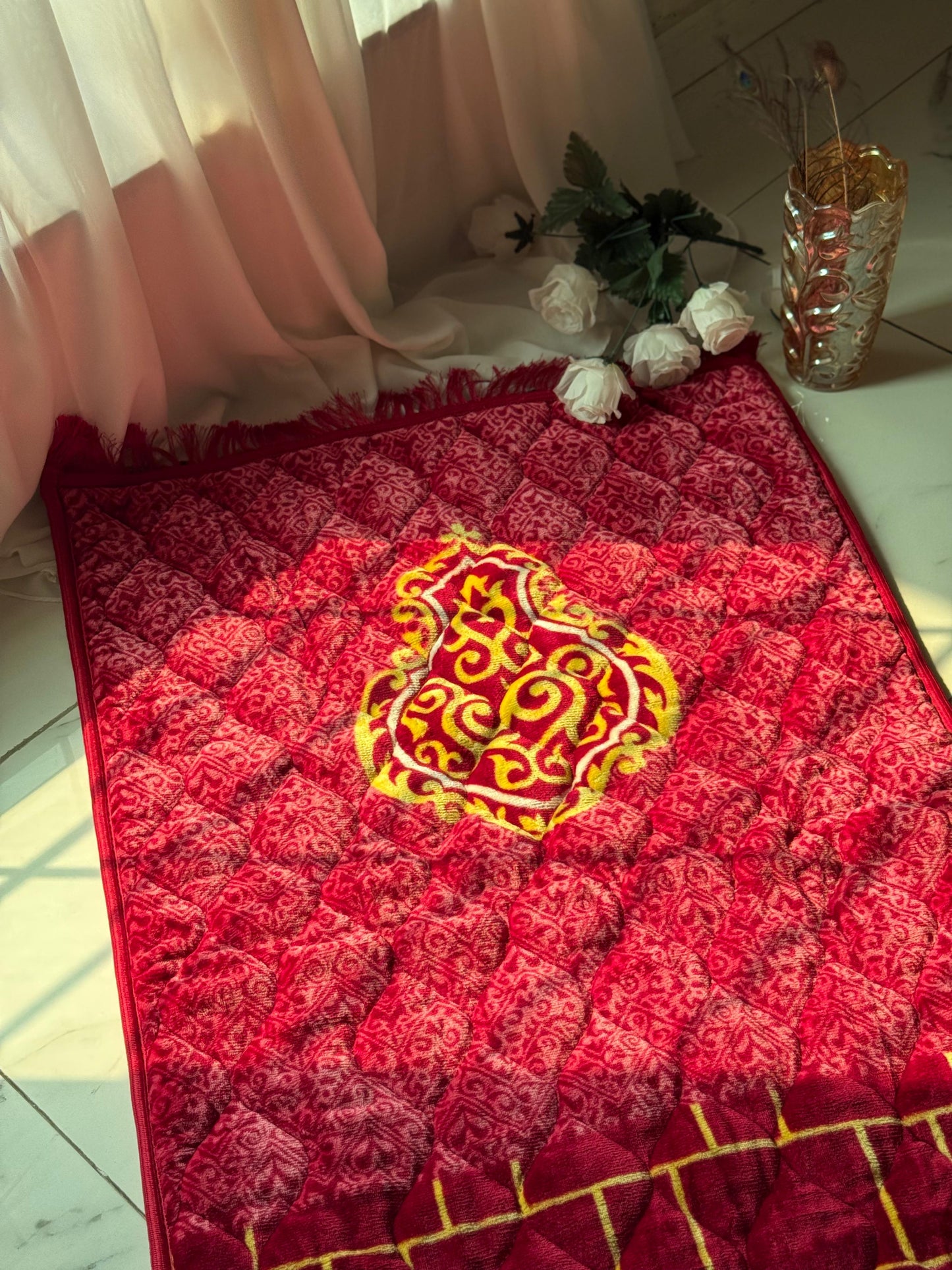 Motive stuffed Prayer Mat janamaz (Red)
